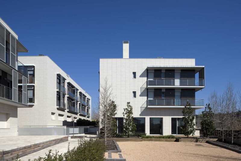 TRES BLOCS DE 44 HABITATGES